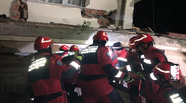 Büyükşehir Ekipleri Hatay’da Enkazın Altından Bir Aileyi Sağ Çıkardı