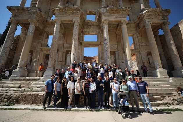 Büyükşehir Kitap Kulübü Üyelerinden Celsus Kütüphanesi’ne Ziyaret