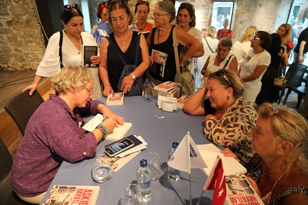 Hacer Foggo “Askıda Hayatlar” Kitap İmza Günü