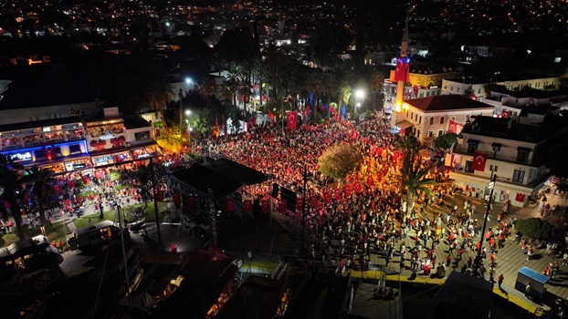 BODRUM’DA HALK MEYDANLARA SIĞMADI