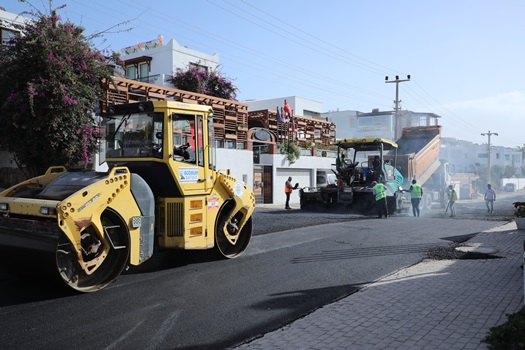 BODRUM’DA 18 BİN METRE SICAK ASFALT YAPILDI