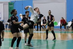 DENİZİN KIZLARI EVİNDE GALİP GELDİ