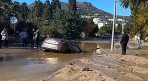 Ana İsale Hattı Patladı, Oluşan Çukura Otomobil Düştü