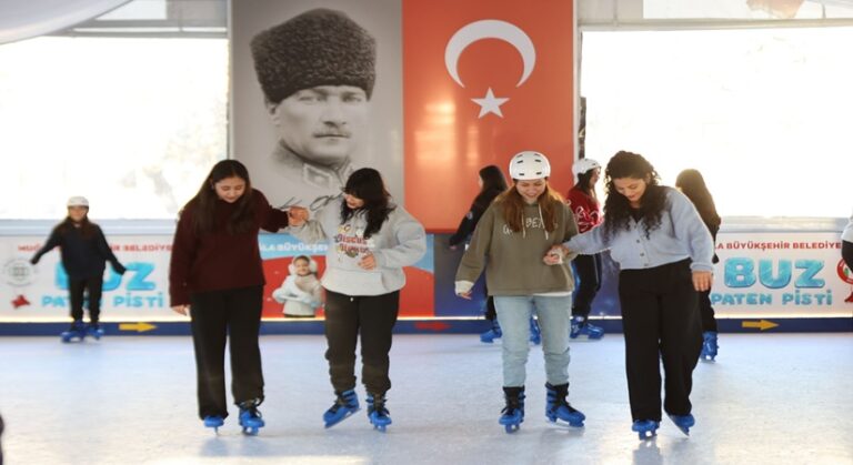 Muğla’da Yeni Yıl Coşkusu Buz Paten Pistiyle Başladı