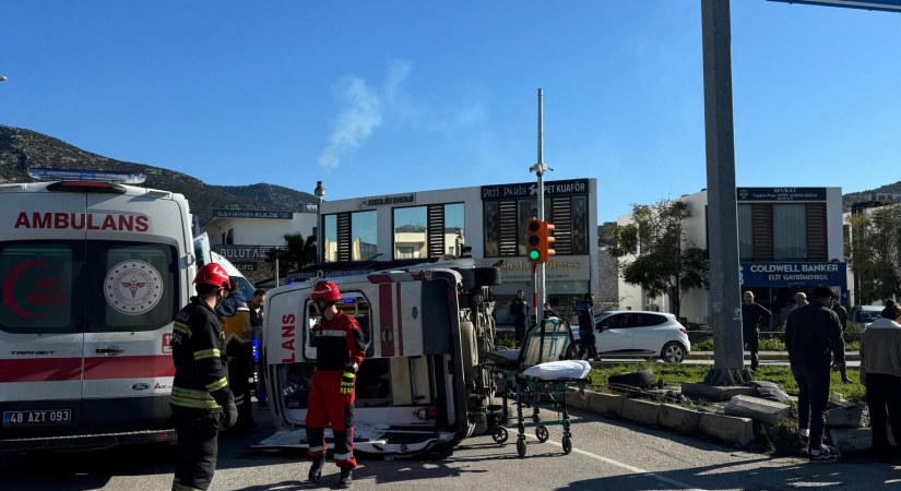 Hasta Taşıyan Ambulans Kavşakta Devrildi!