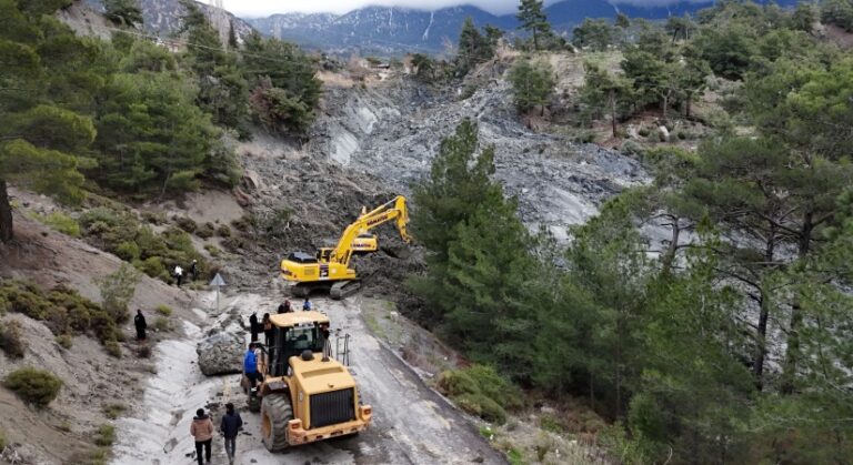 Büyükşehir Ekipleri’nden Seydikemer’e Anında Müdahale