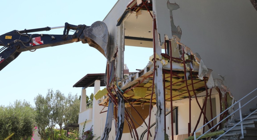 Bodrum’da Kaçak Yapılarda Yıkım Çalışmaları Sürüyor