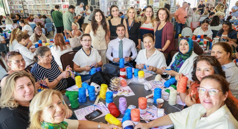 Bodrumlu Kadınlar Sokaklar İçin Ördü: 1.400 Motif Bir Araya Getirildi