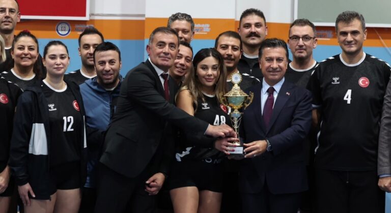 Cumhuriyet Kupası’nda Büyükşehir Personeli Sahada Buluştu